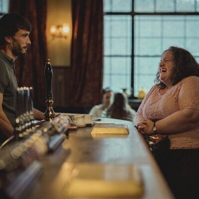 Jessica Gunning y Richard Gadd en 'Episodio 1' de 'Baby Reindeer'