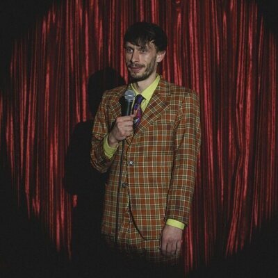 Richard Gadd en 'Episodio 1' de 'Mi reno de peluche'