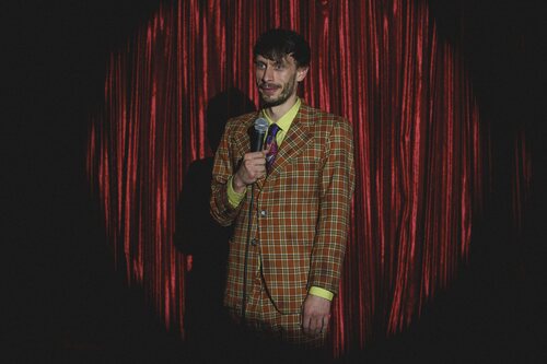 Richard Gadd en 'Episodio 1' de 'Mi reno de peluche'