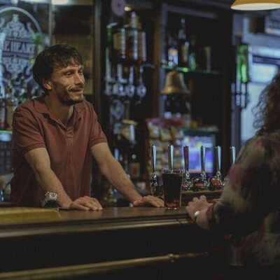 Richard Gadd en el 1x01 de 'Mi reno de peluche'