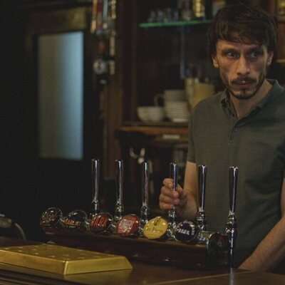 Escena de Richard Gadd en 1x01 titulado 'Episodio 1' de 'Mi reno de peluche'