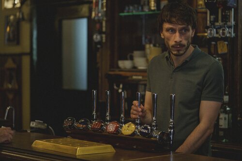 Escena de Richard Gadd en 1x01 titulado 'Episodio 1' de 'Mi reno de peluche'