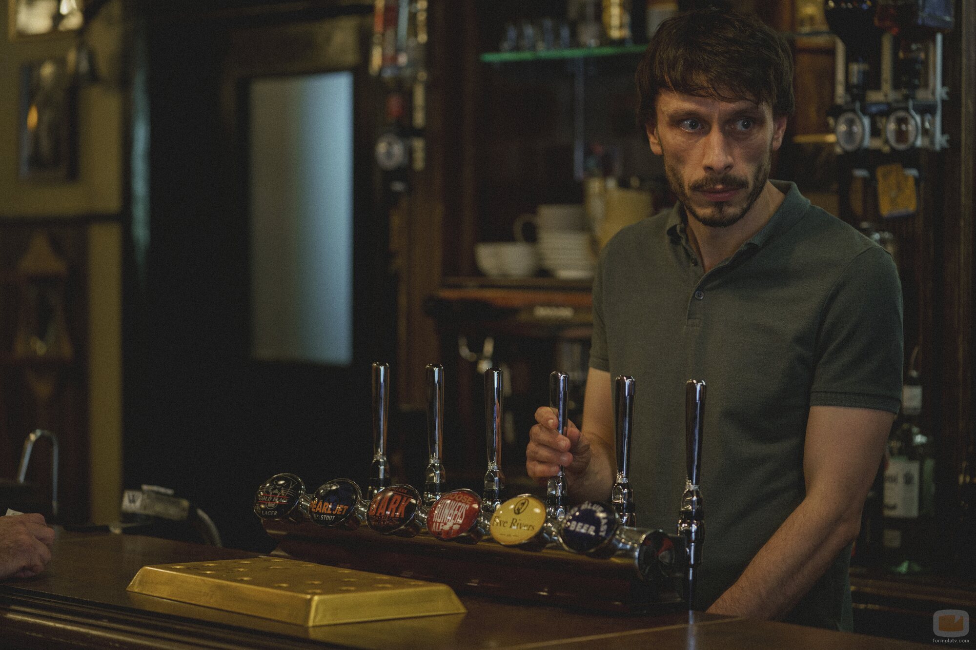 Escena de Richard Gadd en 1x01 titulado 'Episodio 1' de 'Mi reno de peluche'