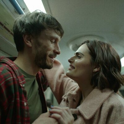 Richard Gadd y Nava Mau en 1x02 'Episodio 2' de 'Mi reno de peluche'