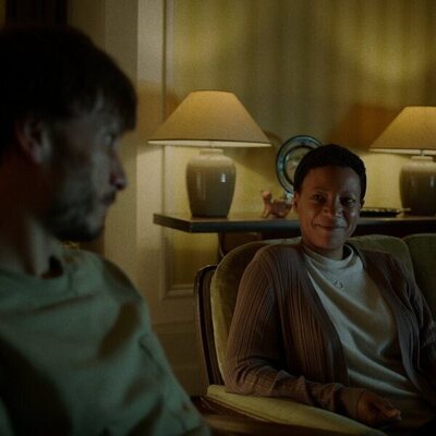 Nina Sosanya y Richard Gadd en Capítulo 3 titulado 'Episodio 3' de 'Mi reno de peluche'