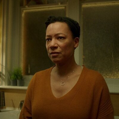Nina Sosanya en el 1x05 de 'Baby Reindeer'