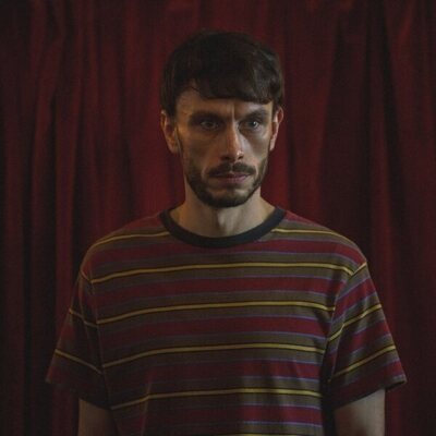 Richard Gadd en el 1x05 de 'Mi reno de peluche'