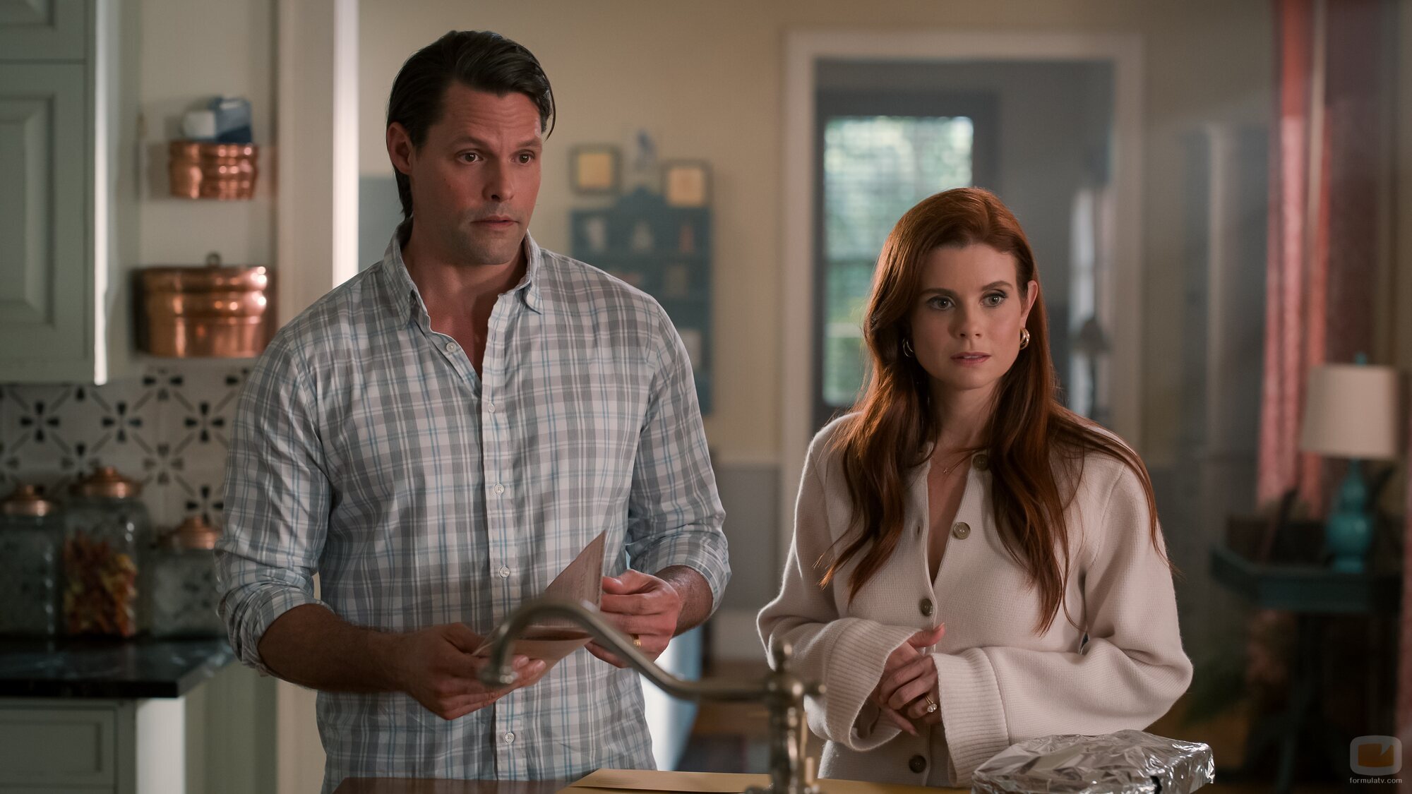 Justin Bruening y JoAnna García en la temporada 4 y el capítulo 03 de 'Sweet Magnolias'