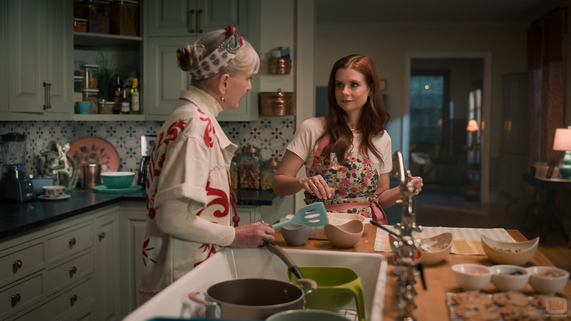 JoAnna García y Caroline Lagerfelt en 4x06 titulado 'Suena la campana' de 'Sweet Magnolias'