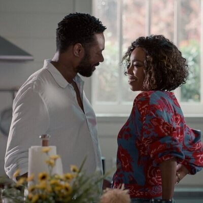 Heather Headley y Dion Johnstone en 'Suena la campana' de 'Sweet Magnolias'