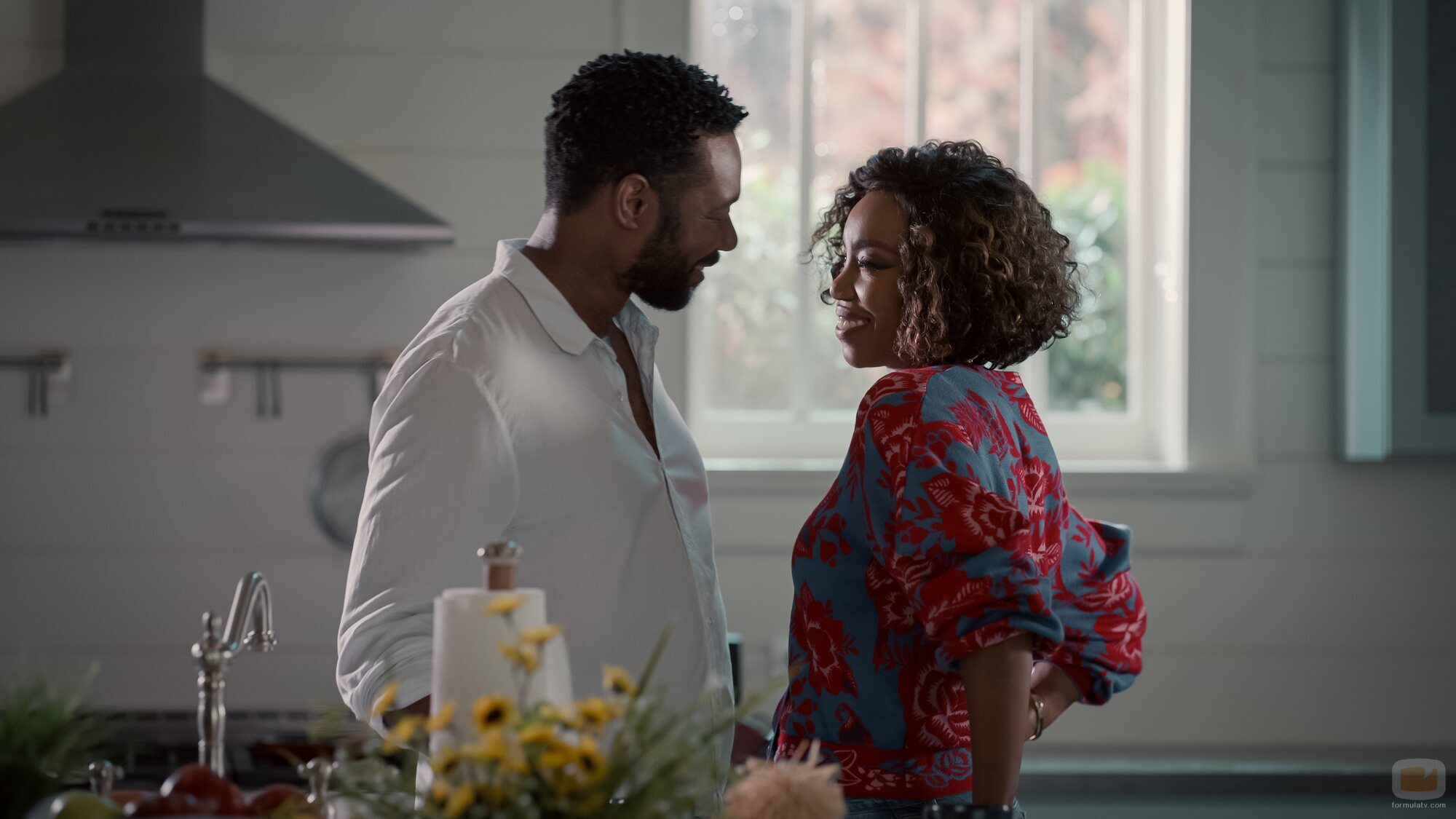 Heather Headley y Dion Johnstone en 'Suena la campana' de 'Sweet Magnolias'