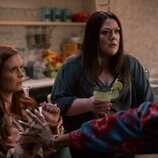 JoAnna García y Brooke Elliott en Capítulo 6 titulado 'Suena la campana' de 'Sweet Magnolias'