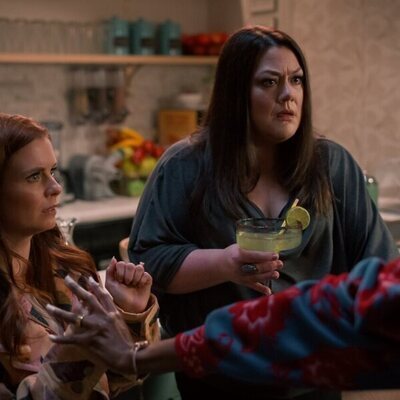 JoAnna García y Brooke Elliott en Capítulo 6 titulado 'Suena la campana' de 'Sweet Magnolias'