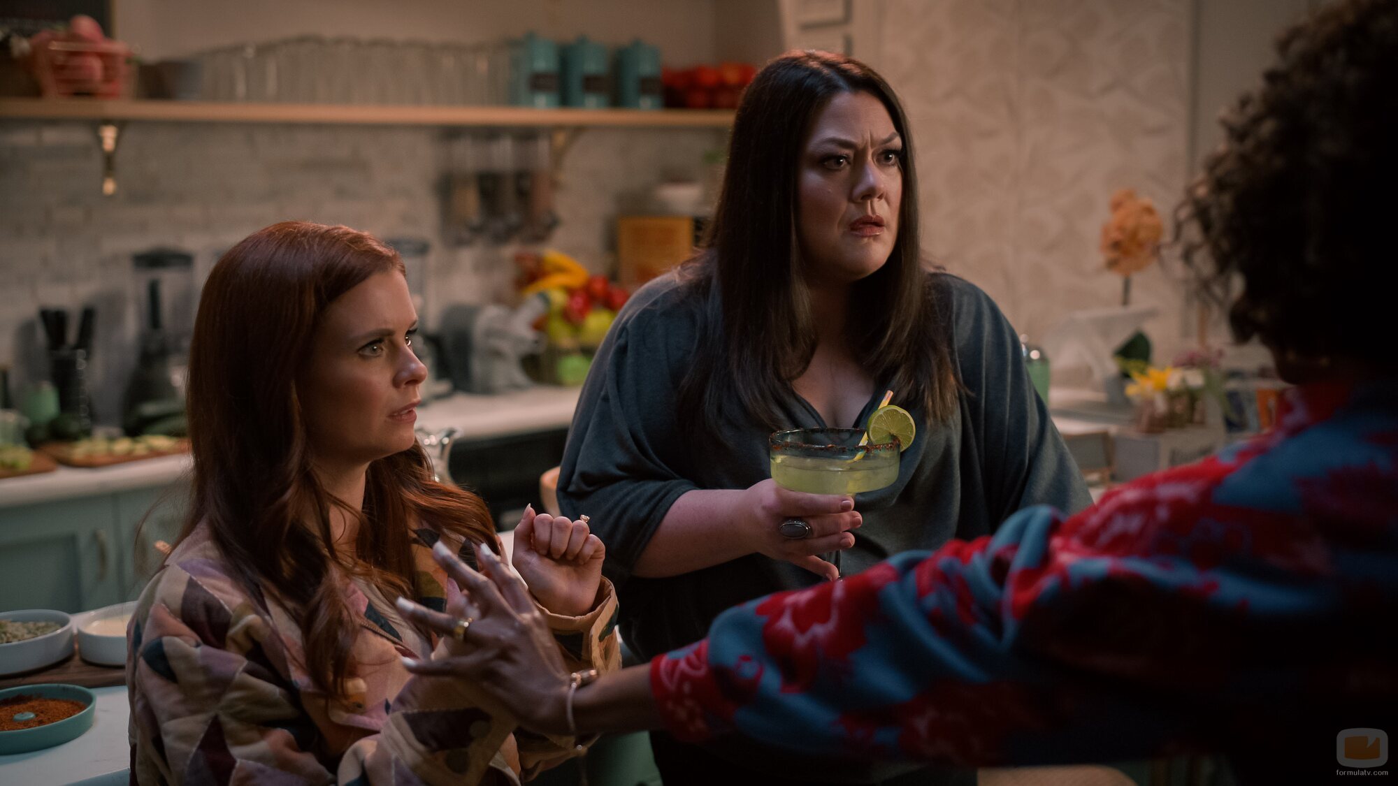JoAnna García y Brooke Elliott en Capítulo 6 titulado 'Suena la campana' de 'Sweet Magnolias'
