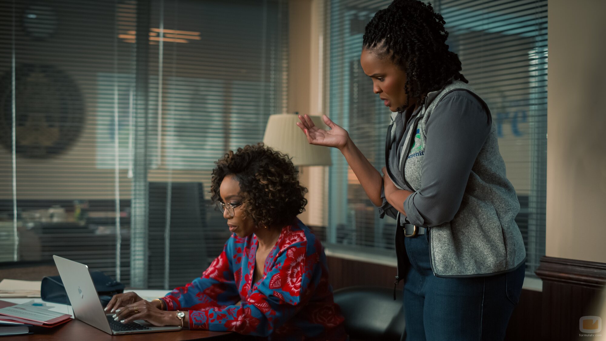 Heather Headley y Brittany L. Smith en Capítulo 6 titulado 'Suena la campana' de 'Sweet Magnolias'