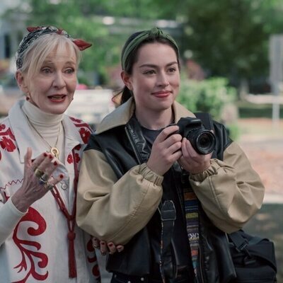Anneliese Judge y Caroline Lagerfelt en 'Suena la campana' de 'Sweet Magnolias'
