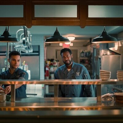 Chris Medlin y Dion Johnstone en 4x08 'Muros y cerrojos' de 'Sweet Magnolias'