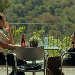 Verónica Echegui y Joan Amargós en la temporada 1 y el capítulo 02 de 'A muerte'