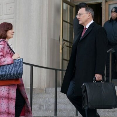 Michael Emerson y Carrie Preston en 2x07 titulado 'Una mujer enfadada' de 'Elsbeth'