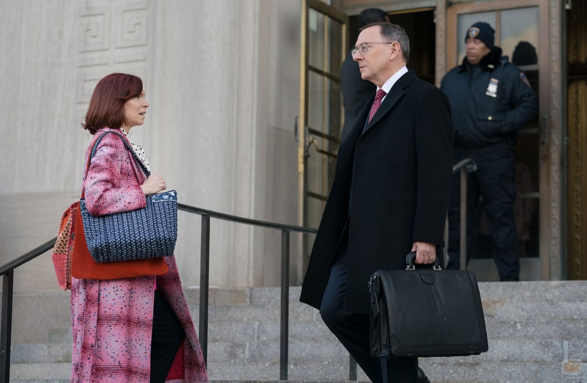 Michael Emerson y Carrie Preston en 2x07 titulado 'Una mujer enfadada' de 'Elsbeth'
