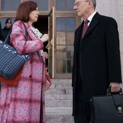 Michael Emerson y Carrie Preston en 'Una mujer enfadada' de 'Elsbeth'