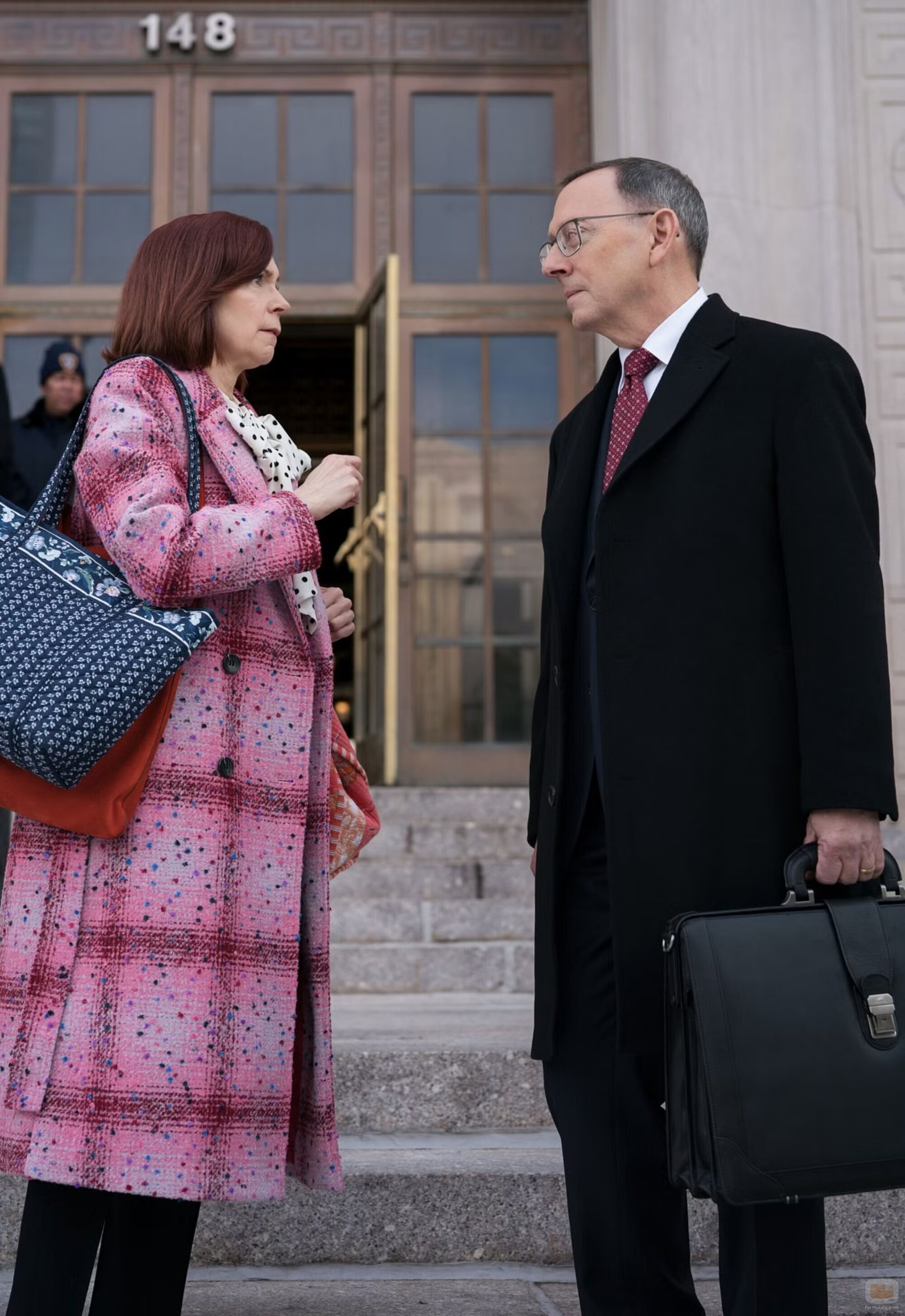 Michael Emerson y Carrie Preston en 'Una mujer enfadada' de 'Elsbeth'