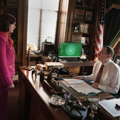 Michael Emerson y Carrie Preston en el 2x07 de 'Elsbeth'