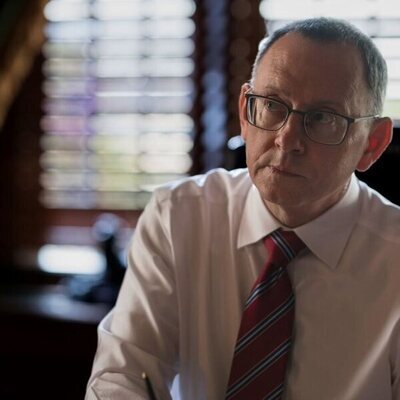 Michael Emerson en el 2x07 de 'Elsbeth'