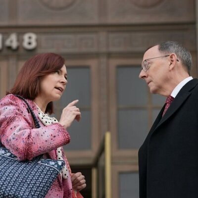 Imagen de Michael Emerson y Carrie Preston en 2x07 titulado 'Una mujer enfadada' de 'Elsbeth'