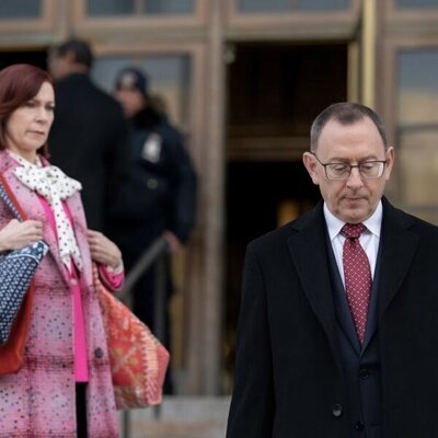 Still de Michael Emerson y Carrie Preston en 2x07 titulado 'Una mujer enfadada' de 'Elsbeth'