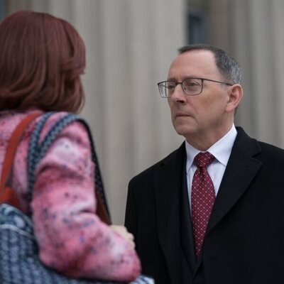 Michael Emerson en 2x07 titulado 'Una mujer enfadada' de 'Elsbeth'