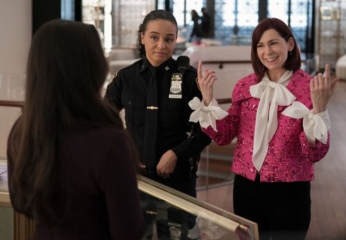 Carrie Preston y Carra Patterson en el 2x04 de 'Elsbeth'