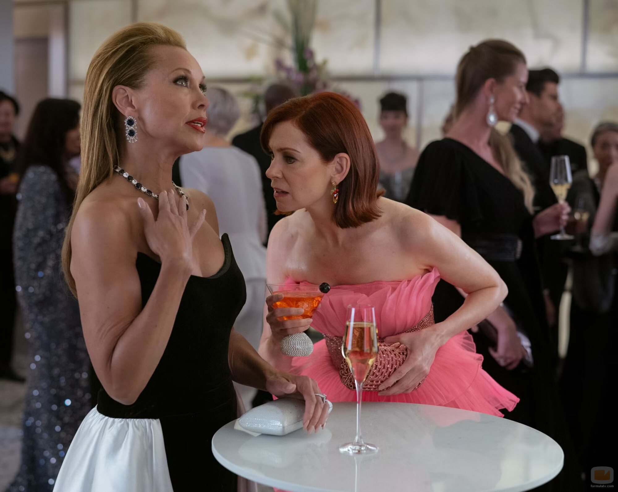 Foto de Vanessa Williams y Carrie Preston en 2x04 titulado 'Los diamantes son para Elsbeth' de 'Elsbeth'