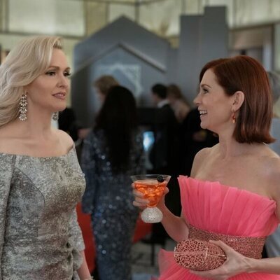 Carrie Preston y Jenn Lyon en 2x04 'Los diamantes son para Elsbeth' de 'Elsbeth'