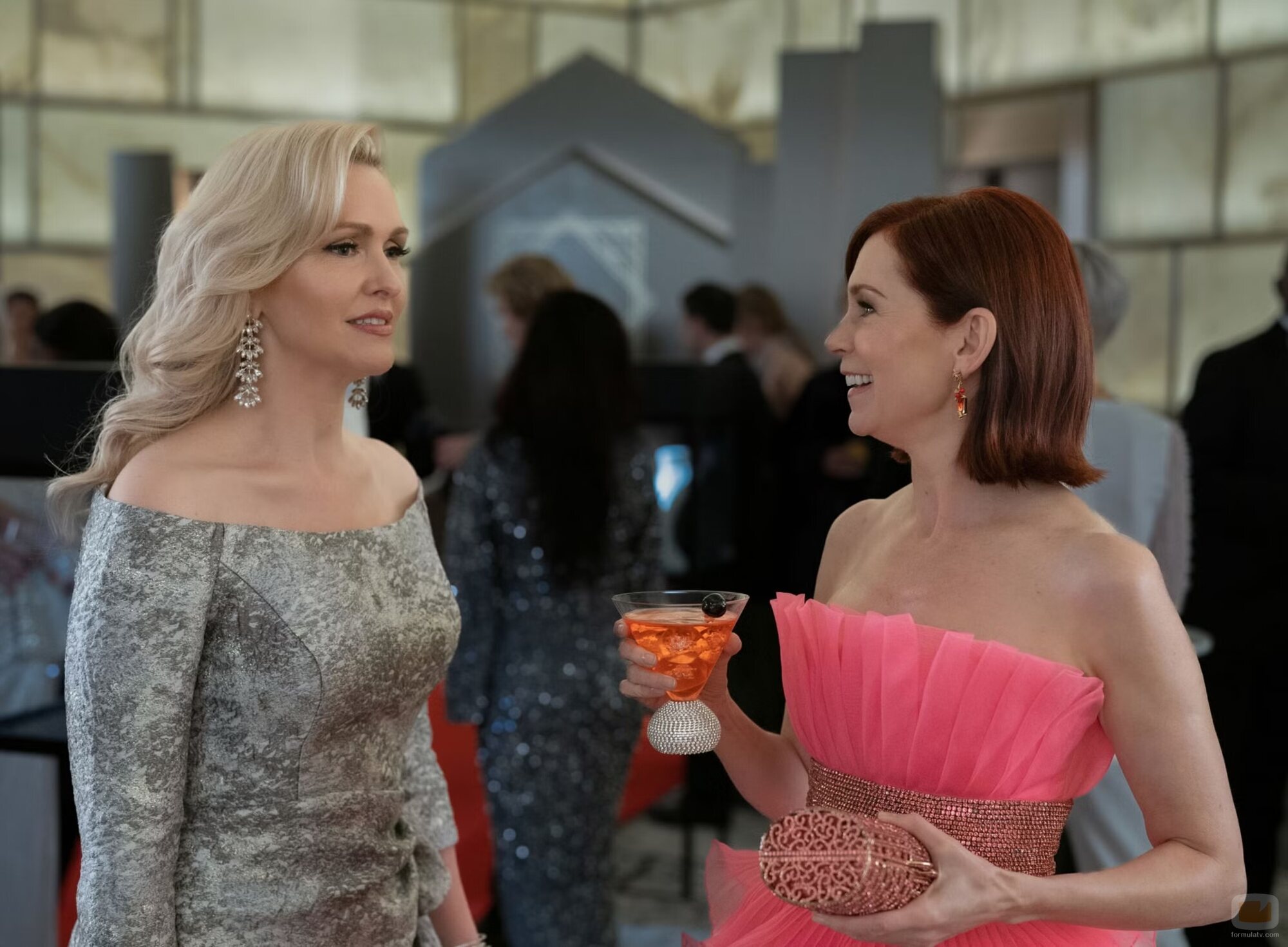 Carrie Preston y Jenn Lyon en 2x04 'Los diamantes son para Elsbeth' de 'Elsbeth'