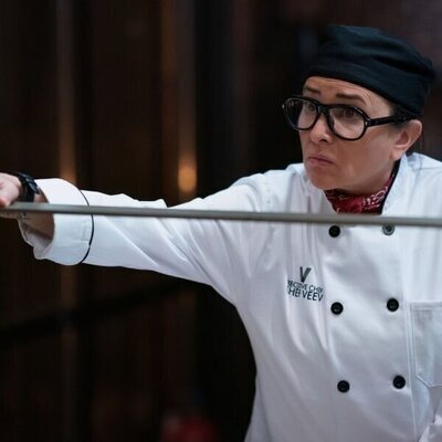 Pamela Adlon en 2x05 'Elsbeth hace el pato' de 'Elsbeth'