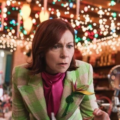 Escena de Carrie Preston en la temporada 2 y el capítulo 06 de 'Elsbeth'