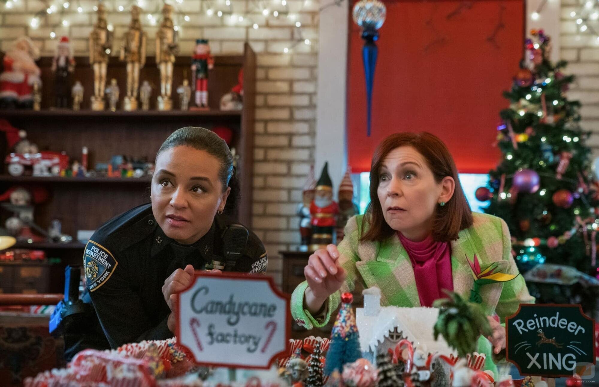 Carrie Preston y Carra Patterson en el 2x06 de 'Elsbeth'