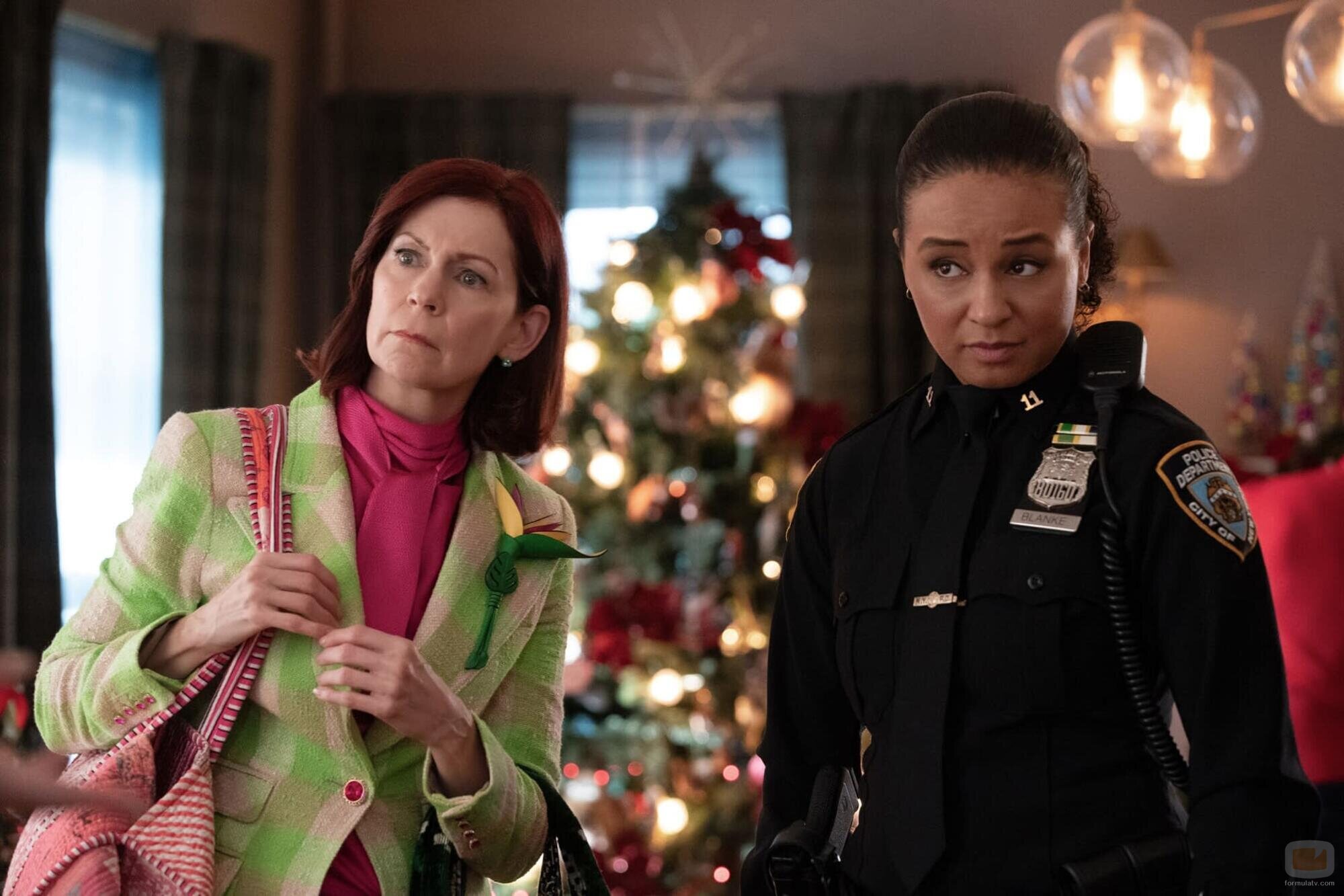 Escena de Carrie Preston y Carra Patterson en Capítulo 6 titulado 'Oro, incienso y aseinato' de 'Elsbeth'