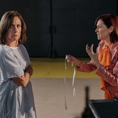 Carrie Preston y Laurie Metcalf en 2x08 titulado 'Fatigas y problemas' de 'Elsbeth'