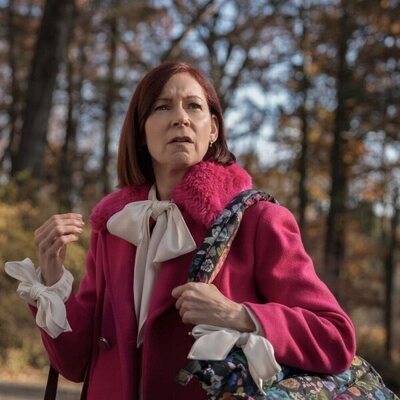 Carrie Preston en 2x09 'Ni sano ni salvo' de 'Elsbeth'