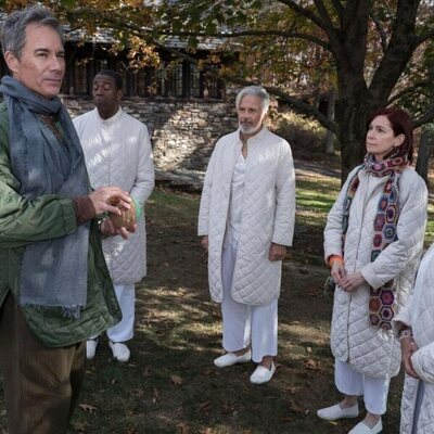 Carrie Preston y Eric McCormack en el 2x09 de 'Elsbeth'