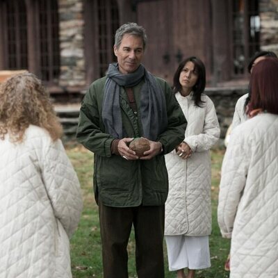 Eric McCormack en Capítulo 9 titulado 'Ni sano ni salvo' de 'Elsbeth'
