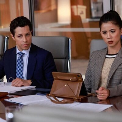 Leah Lewis y David Del Rio en el 1x04 de 'Matlock'
