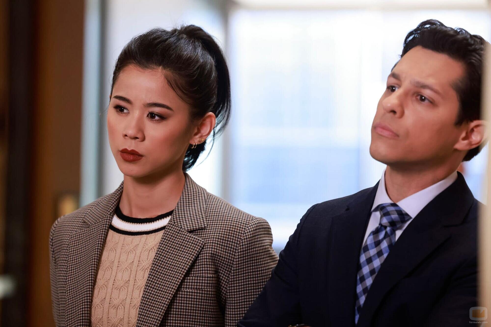 Leah Lewis y David Del Rio en 1x04 titulado 'El conejo y el halcón' de 'Matlock'