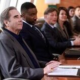Beau Bridges y Eme Ikwuakor en 1x04 'El conejo y el halcón' de 'Matlock'