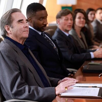 Beau Bridges y Eme Ikwuakor en 1x04 'El conejo y el halcón' de 'Matlock'