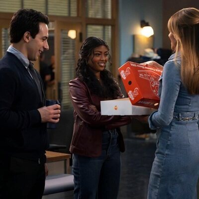 Deniz Akdeniz y Javicia Leslie en la temporada 1 y el capítulo 03 de 'High Potential'
