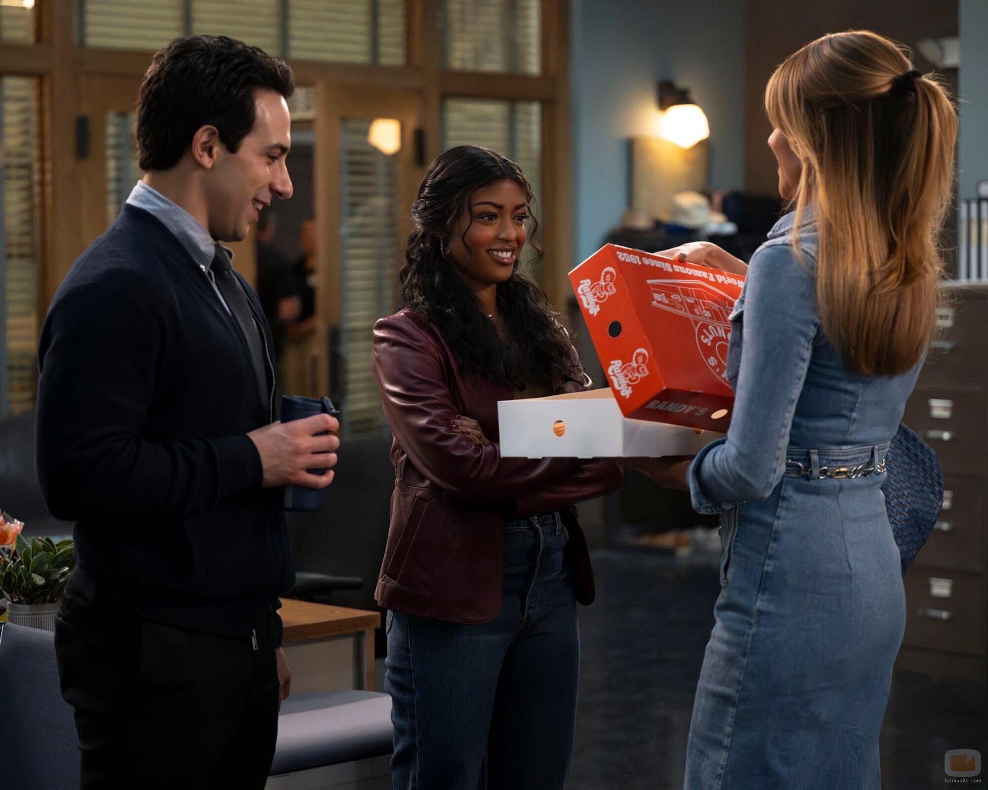 Deniz Akdeniz y Javicia Leslie en la temporada 1 y el capítulo 03 de 'High Potential'