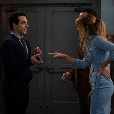 Kaitlin Olson y Deniz Akdeniz en la temporada 1 y el capítulo 03 de 'High Potential'